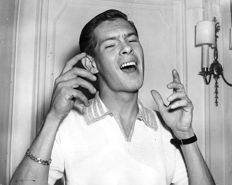 Cry, sung with emotion and sincerity, was the first record to get Johnnie ray on the world charts.