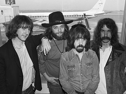 After many personnel changes, the Byrds settled on a four piece line up.
